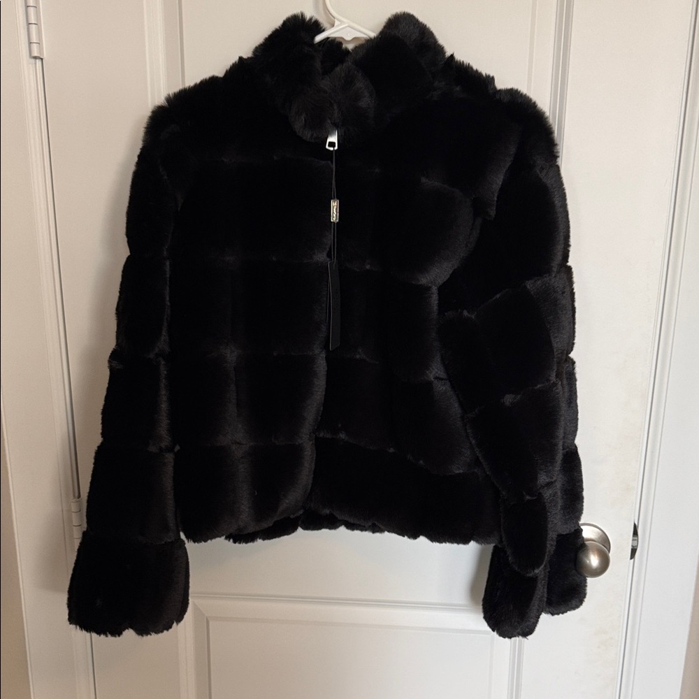 NWT Elegant Black Faux Fur Chubby Jacket - Size Medium